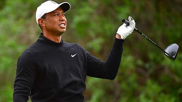 Tiger-Woods-fri-tee-shot